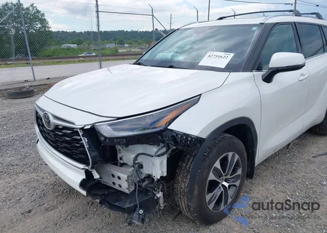 2021 Toyota Highlander Xle z USA, uszkodzony, nr VIN 5TDHZRBH9MS551417